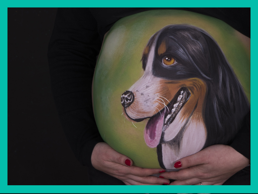 Het beschilderen van een zwangere buik, bellypaint. Het beschilderen van een lichaam, bodypaint